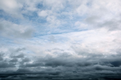 Les nuages bas apportent de la pluie et refroidissent naturellement l'atmosphère au sol. Doc. VR